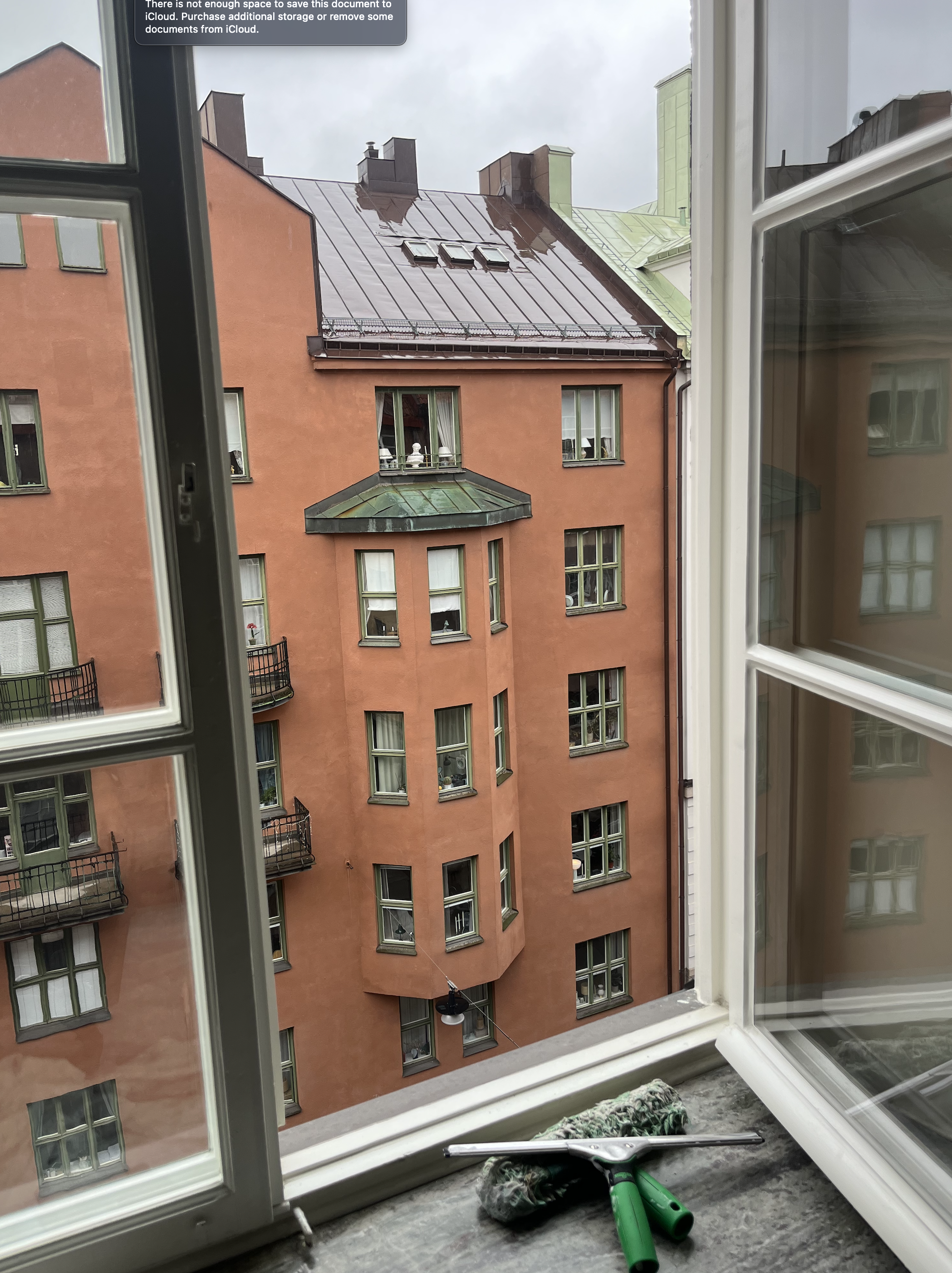 önsterputsredskap ligger vid öppet fönster i Östermalm – professionell fönsterputs i Stockholm för hem och företag.